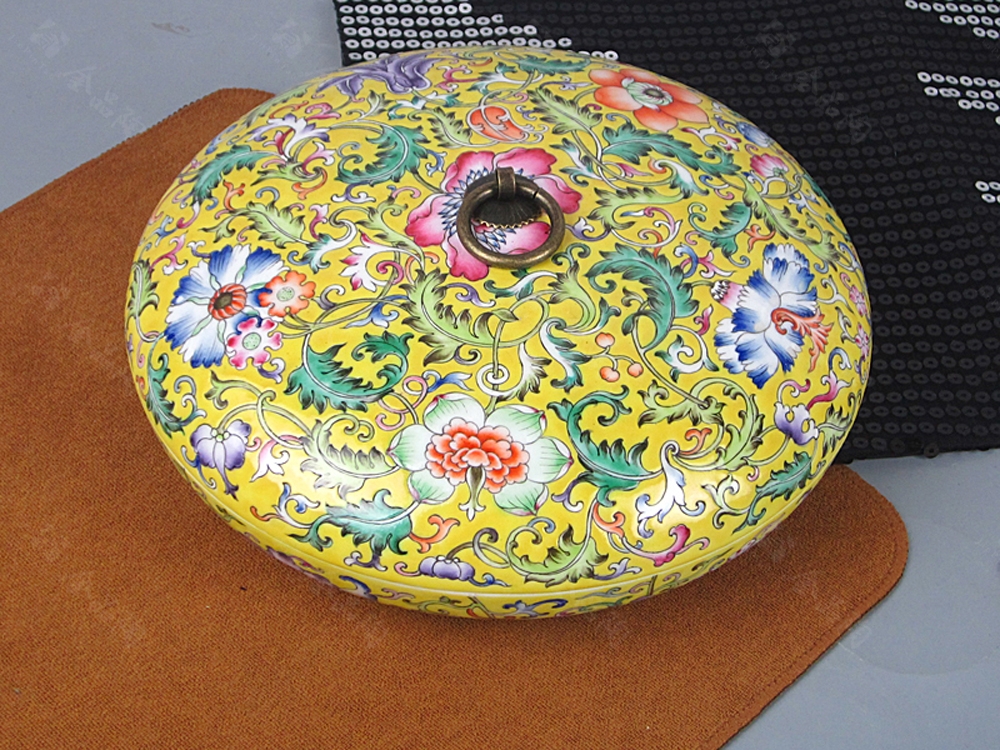 黃錦地纏枝花卉紋粉彩茶餅盒